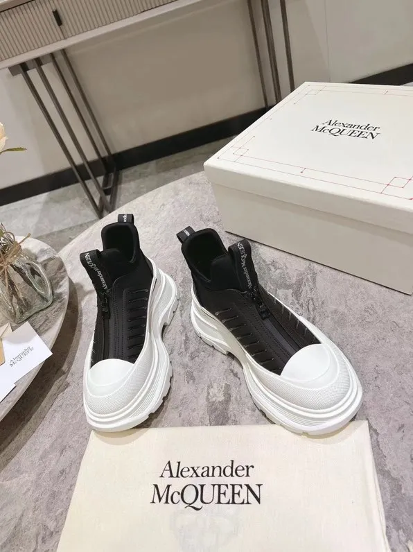 👟👟Ex-factory price 600👟👟 Men's size +10 2023 McQueen classic hot style, top version! ALEXANDERAIexanderMcQUEEN✅ has been certified. The latest 2023 counters will be launched at the same time, international T stage catwalk models. 💯Purchased from top ZP, the original version is 1:1 customized, perfectly reproduced, embellished with waterproof zippers on off-road inspired clothing, with imported anti-wear super soft sock cuffs, 3D glue bright strips, excellent comfort, outsole: original TPU double-layer combination outsole. Fabric: Imported silk cow leather Lining: Imported super soft Lycra/space cloth Foot pads: Imported silk sheepskin Size: 35-40 for women, 39-45 for men. Color: all black, black and white, all white, (add 10 for men’s model)